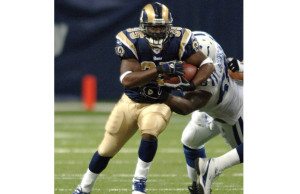 Washington carrying the ball against the Indianapolis Colts in the preseason of 2006.